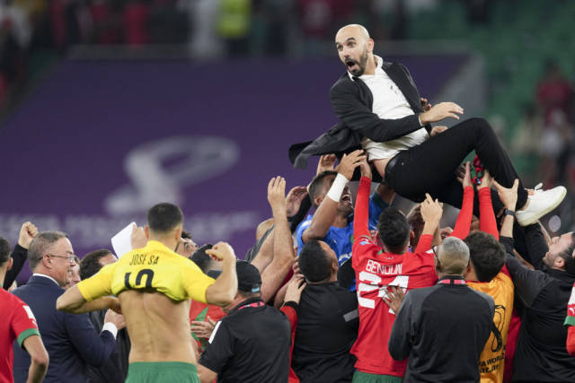 12月10日，摩洛哥队在四分之一决赛后抛起主教练雷格拉吉庆祝。新华社记者 肖艺九 摄