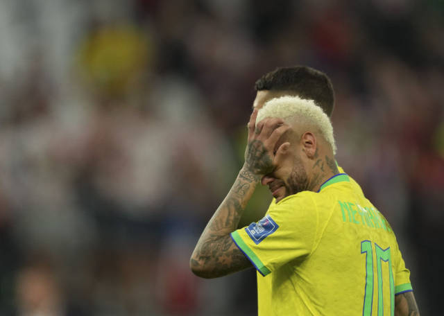12月9日，巴西队球员内马尔（前）在四分之一决赛后落泪。新华社记者 肖艺九 摄