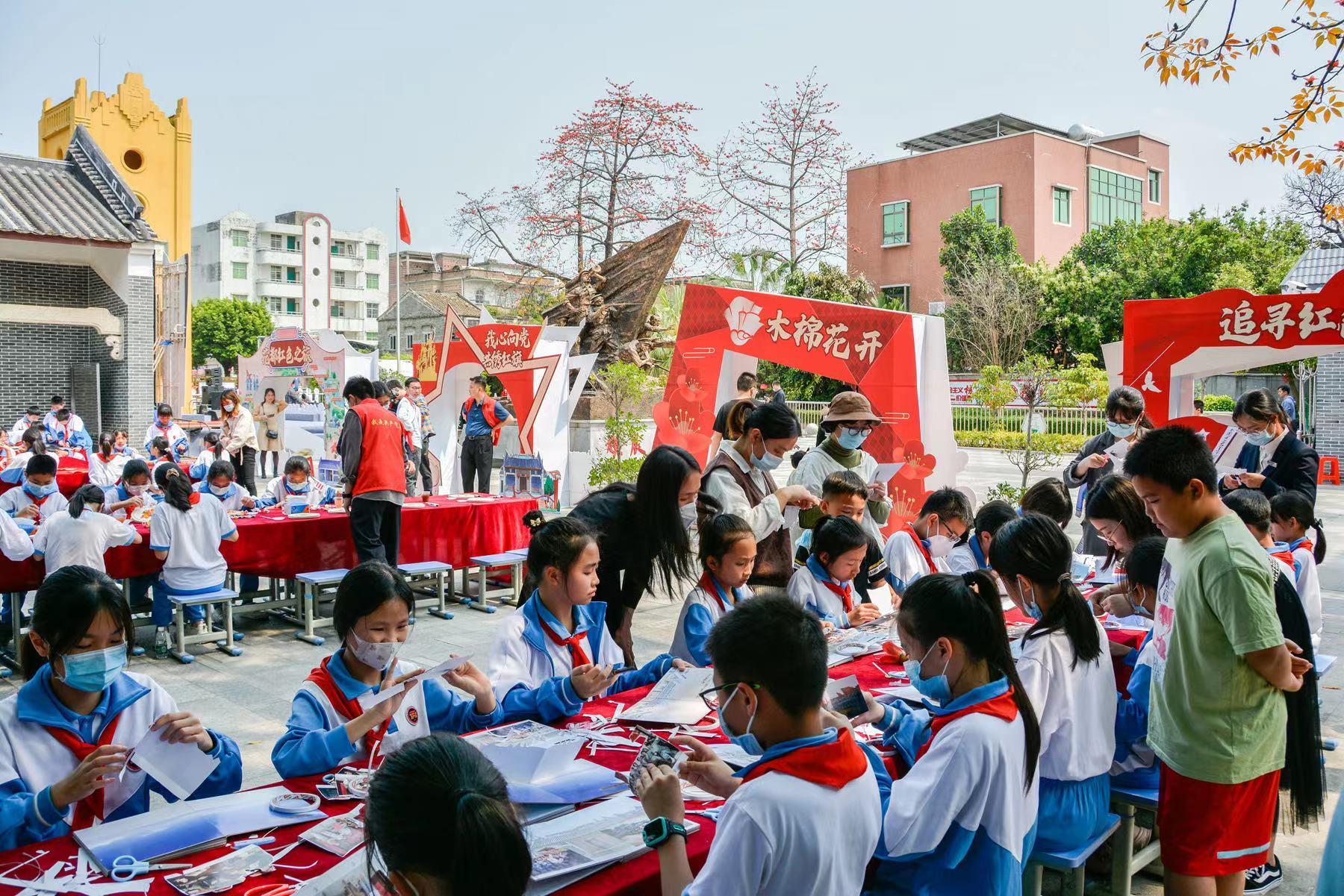 学生们在红色市集“摊位”亲手体验红旗绣制