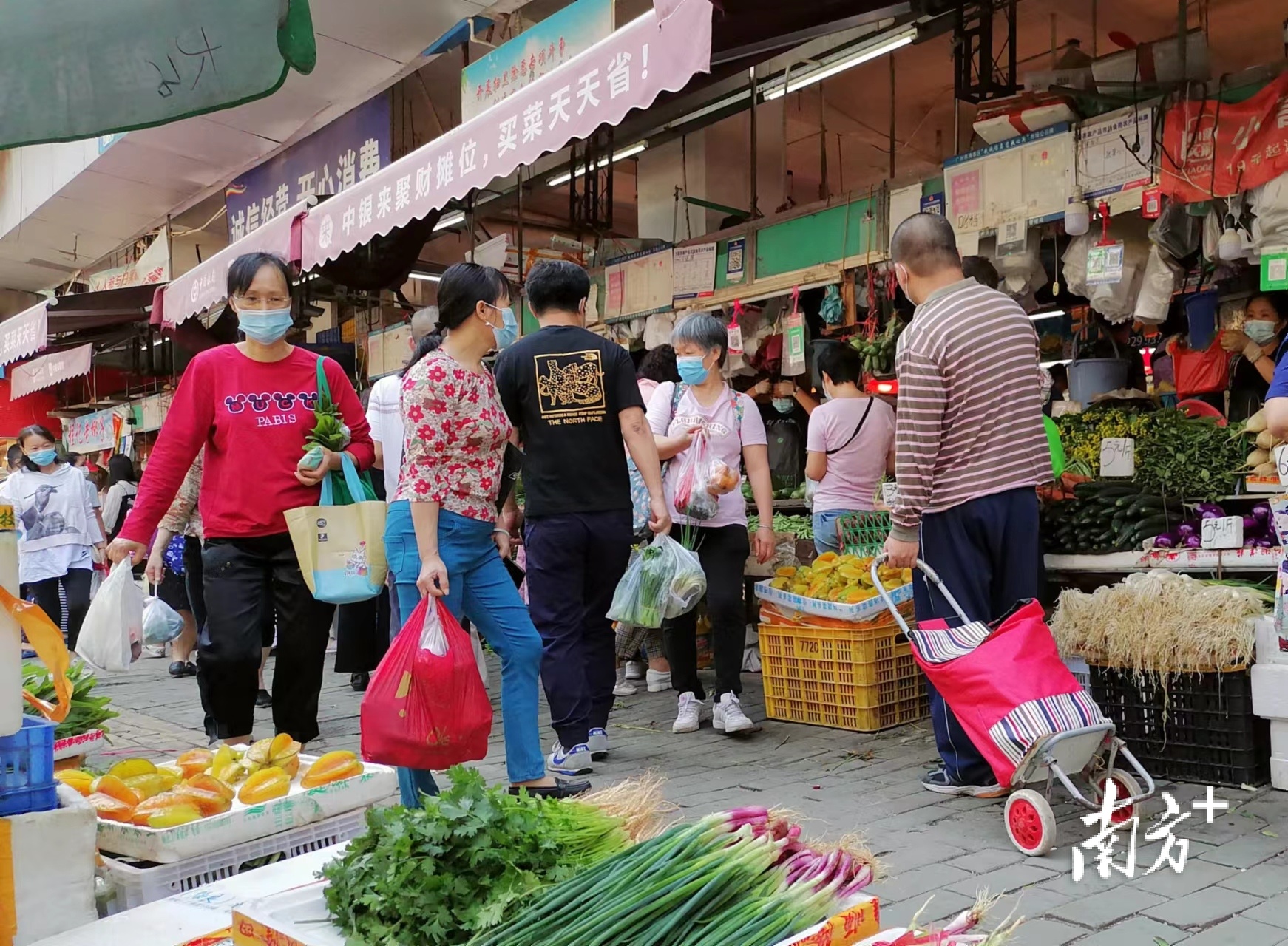 虽偶尔也能看到有老人拉着小车进场，但总体秩序井然，人们悠哉悠哉地淡定选购。肉菜价格也比较亲民。  