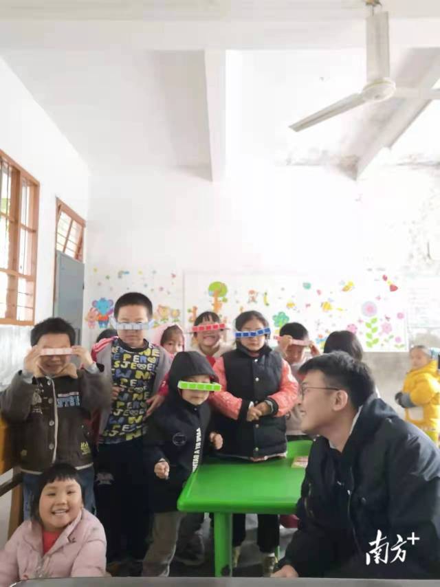 “90后”美术老师罗麟璇是孩子们眼中的“孩子王”。 “90后”美术老师罗麟璇是孩子们眼中的“孩子王”。