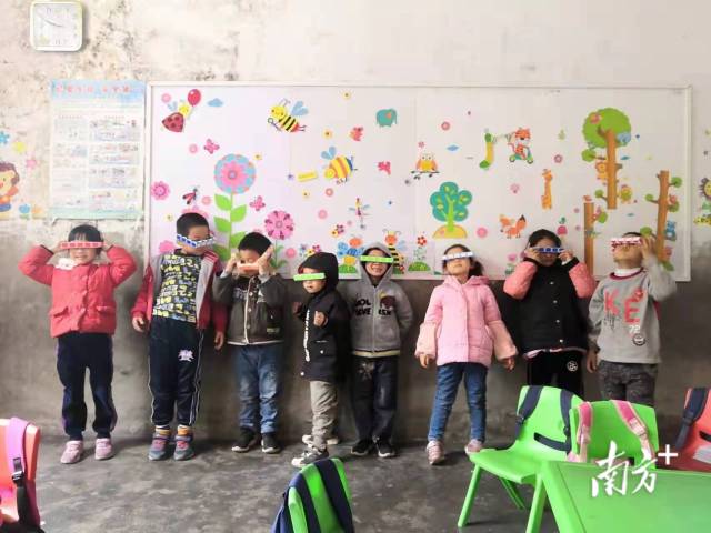 美术课是长潭镇中心小学孩子们最喜欢的课程。 美术课是长潭镇中心小学孩子们最喜欢的课程。