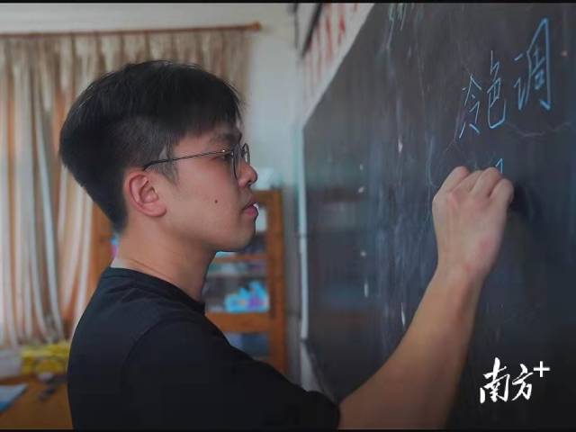 “90后”美术老师罗麟璇在上课。 “90后”美术老师罗麟璇在上课。