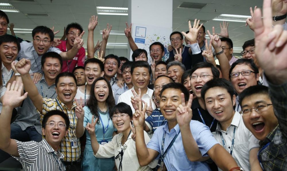 2013年8月29日，习近平总书记在东软集团（大连）有限公司同年轻员工亲切合影。新华社记者 鞠鹏 摄