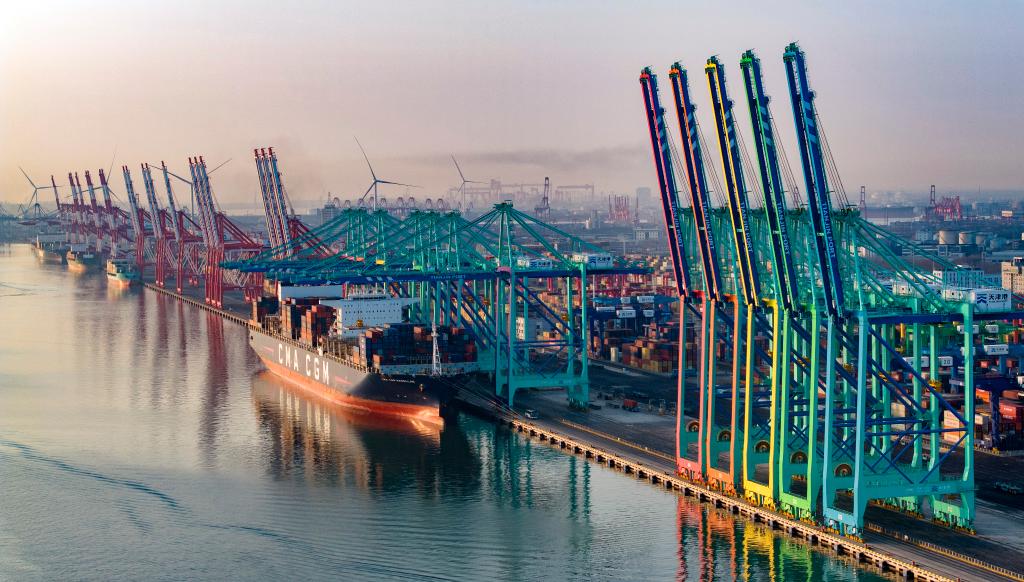 2月2日，一艘集装箱货轮停靠在天津港“智慧零碳”码头（无人机照片）。新华社记者赵子硕摄