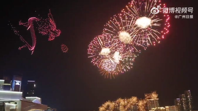 无人机“巨龙”在空中遨游，2024年广州春节烟花汇演是懂浪漫的