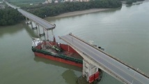 广州南沙区一大桥被船只撞断，有车辆落水，相关部门正在现场处置