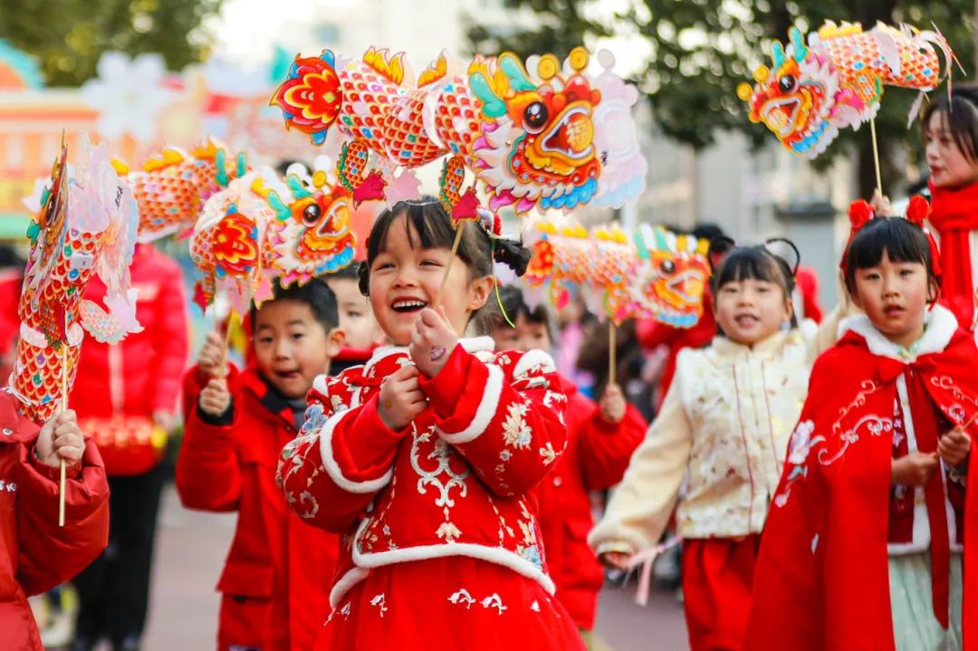 ▲国泰民安，喜喜洋洋迎新年。