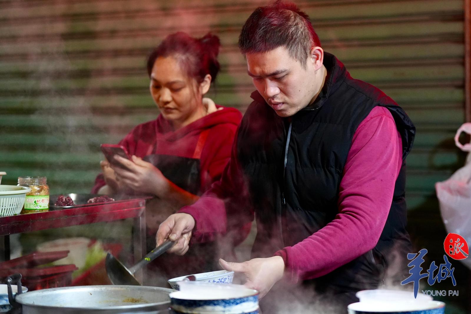 关爷前汤粉店前，陈晓武忙得不可开交。