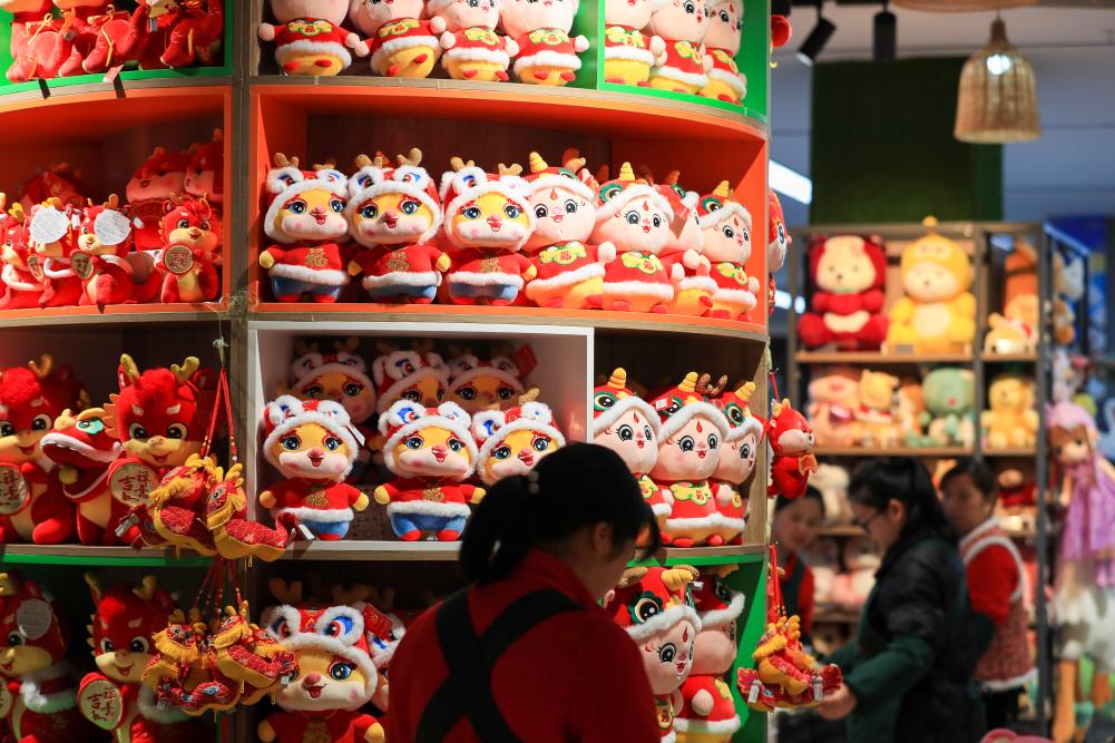 1月12日，消费者在贵州省从江县一家超市选购商品。新华社发（罗京来摄）