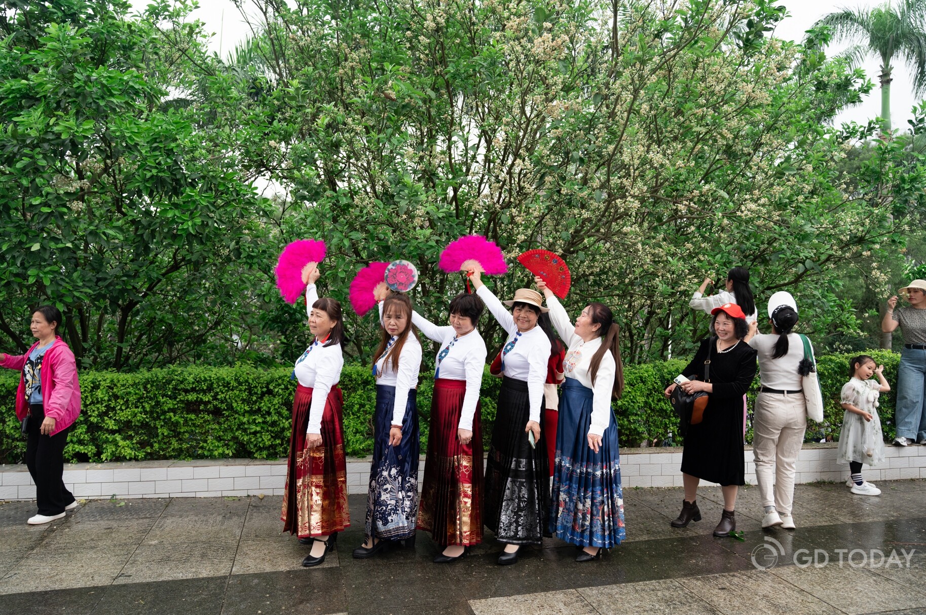 Tourists take photos with the flowers.