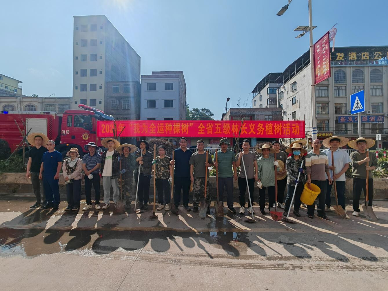郁南县大湾镇开展“我为全运种棵树”全省五级林长义务植树活动