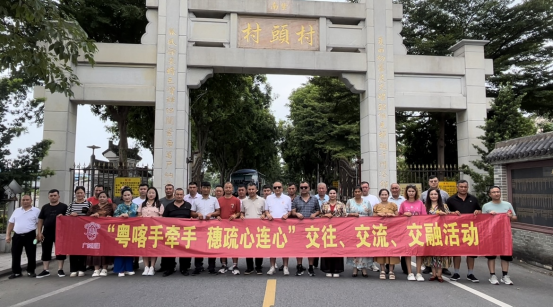 　　疏附县组织民族团结进步模范代表、群众代表前往广州、深圳开展“粤喀手牵手、穗疏心连心”民族团结进步学习交流活动。