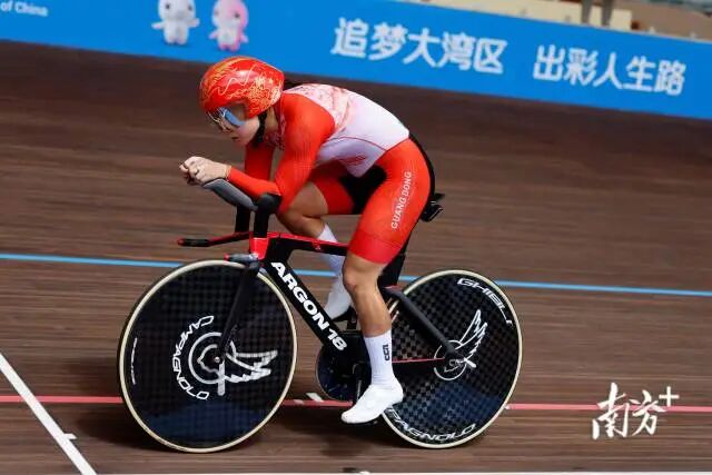 王小梅在残特奥会场地自行车C3女子3公里个人追逐赛中。南方+ 梁钜聪 拍摄