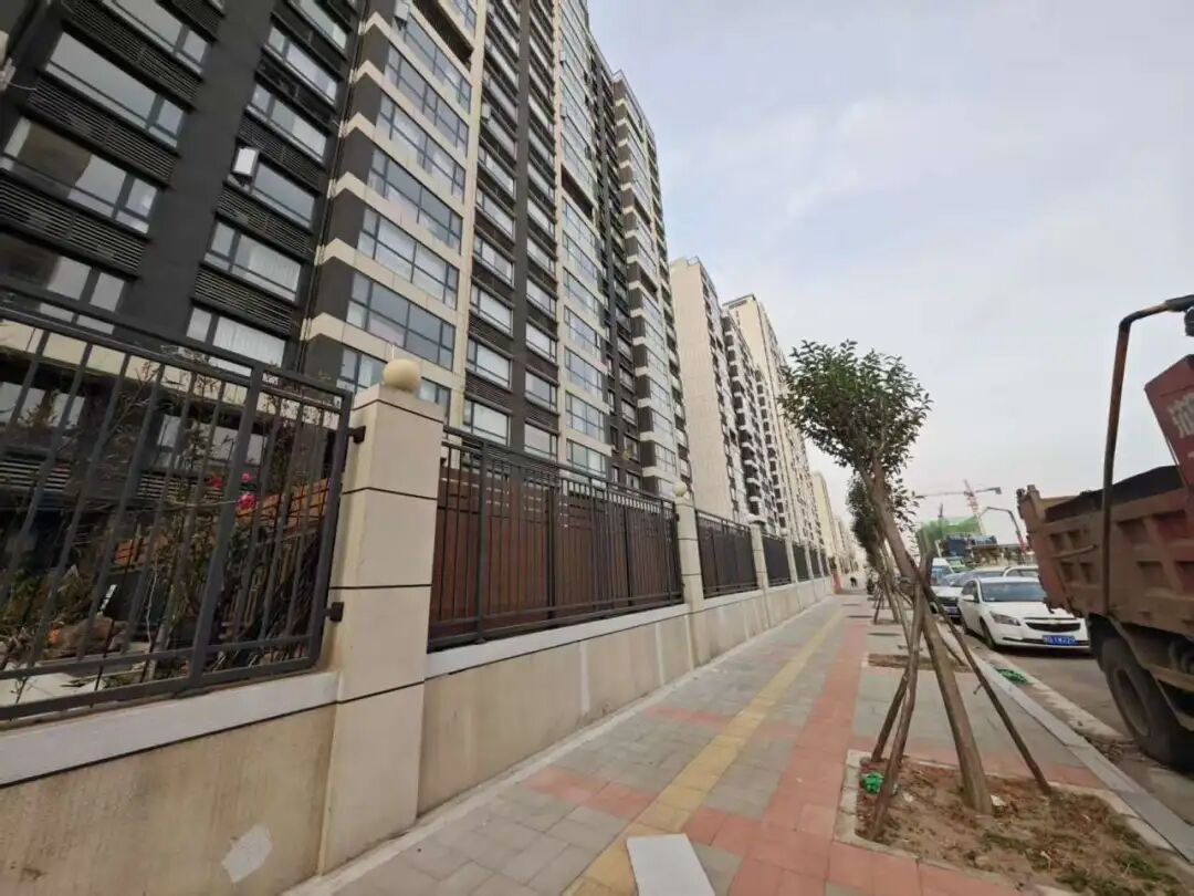 魏某坠亡的新房外侧,坠楼院落已用木板围挡。(南方周末记者 高伊琛 / 摄)