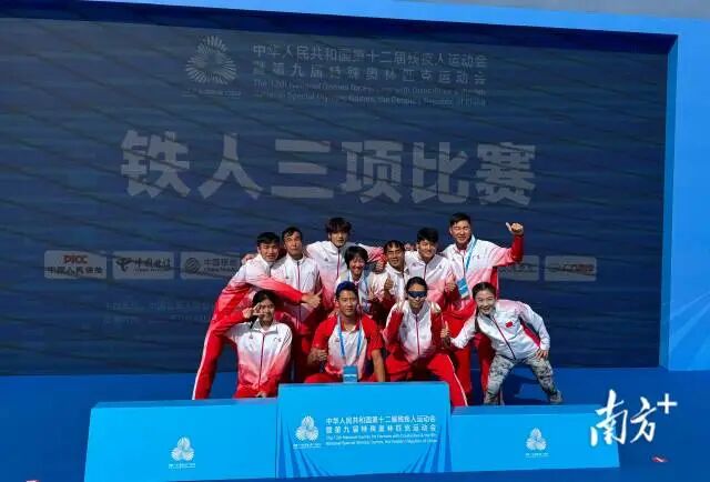 广东残疾人铁人三项队部分队员合照。