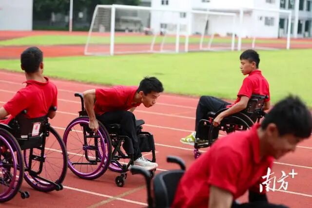 日常训练中，轮椅击剑队员们在体育场上以折返跑的方式锻炼体能。