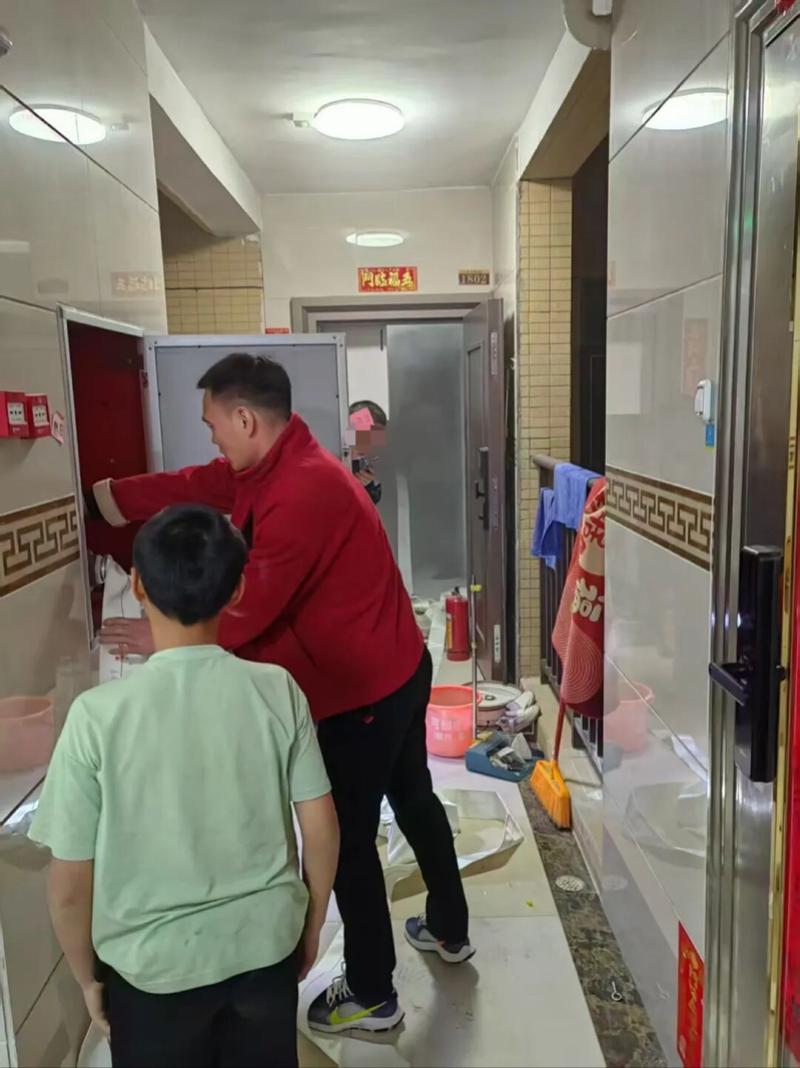 黄晓冬打开消防栓灭火。