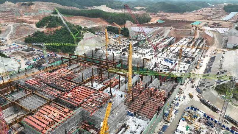 机场航站楼下方的高铁站施工氛围浓厚。