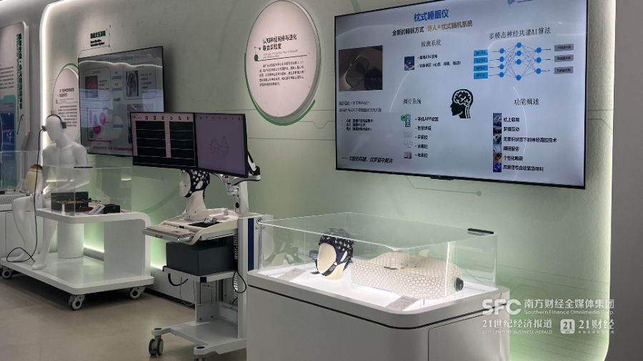 广东省智能科学与技术研究院内展出的各类“大脑黑科技”产品。郑玮/摄