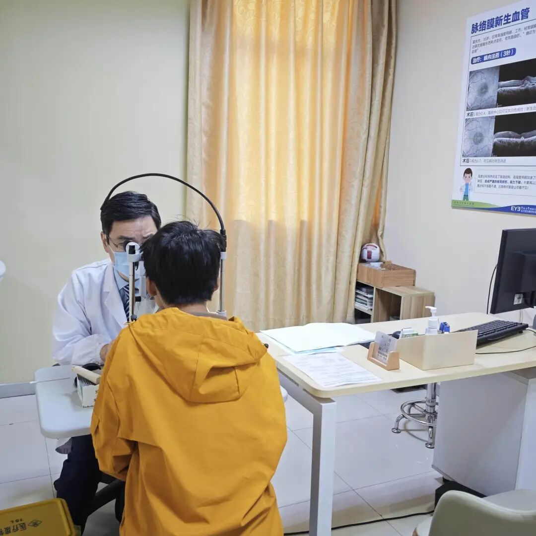 小勋正在接受眼部检查