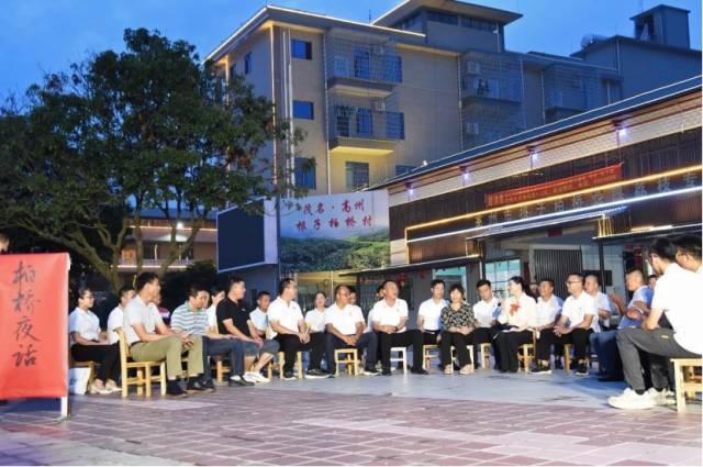 高州根子镇“柏桥讲堂”以习近平总书记在柏桥村考察调研点为主线，结合村中推进乡村振兴实践，打造集理论宣讲、现场体验、互动交流于一体的思政讲堂。图为讲堂组织“柏桥夜话”交流活动。