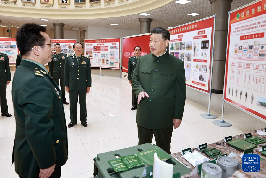 　　4月23日，中共中央总书记、国家主席、中央军委主席习近平到陆军军医大学视察。这是习近平察看战伤急救器材和学员操作演示。新华社记者 李刚 摄