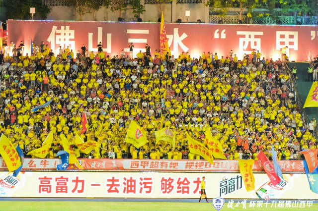 现场球迷热情汹涌。 三宣 供图