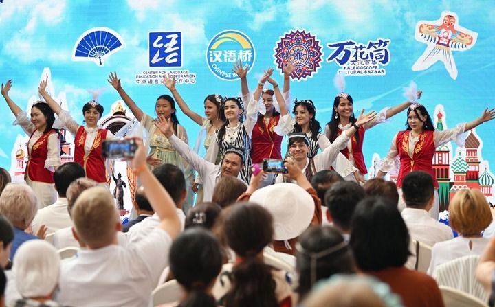 2025年8月6日，“上合之约·丝路津彩”上合国家青年学生“万花筒”文化市集在天津庆王府举行。这是上合国家青年学生在共同表演舞蹈节目。新华社记者 李然 摄