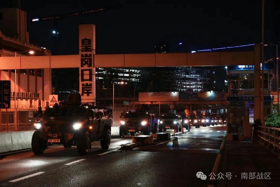 ▲轮换进港部队梯队行进