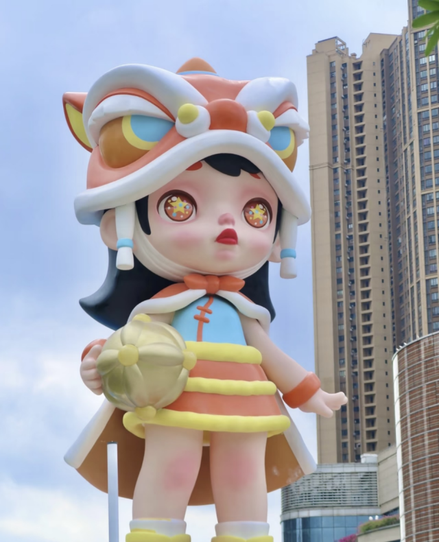 佛山潮玩地标醒狮少女“劳拉”。