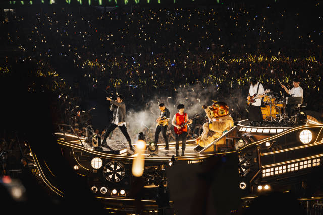 五月天深圳演唱会现场气氛火爆。