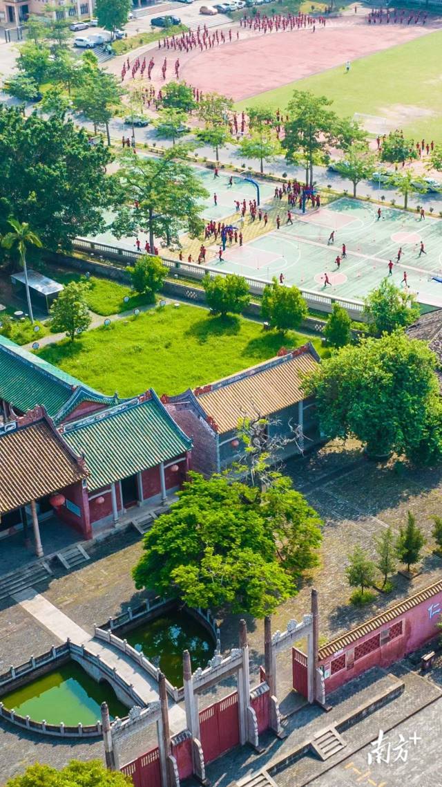 百年学宫与罗定中学比邻而立，古典与现代交融。