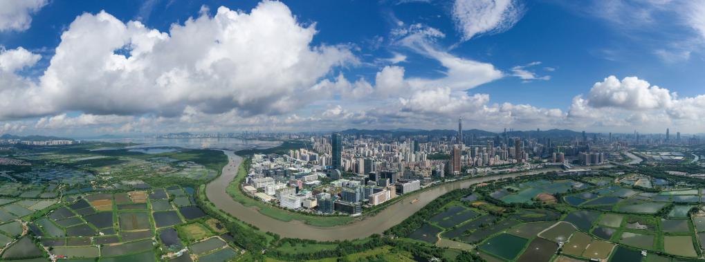 这是深圳河两岸的河套深港科技创新合作区深圳园区和香港落马洲河套地区（无人机全景照片，2023年8月23日摄）。新华社记者 梁旭 摄