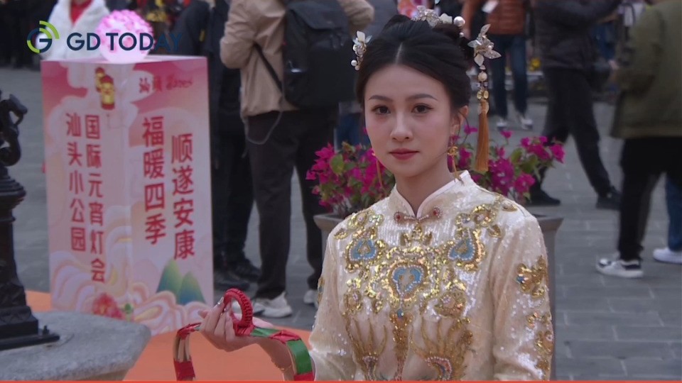 A reserved girl can't help but smile when encountering the resplendent lanterns