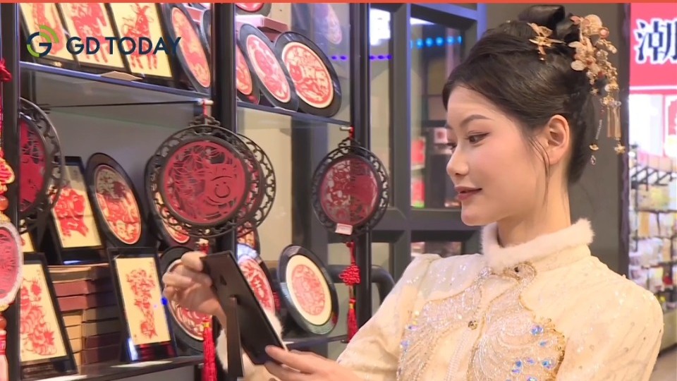 Guangdong beautiful paper-cut makes flower basket girls put down flowers and indulge in them
