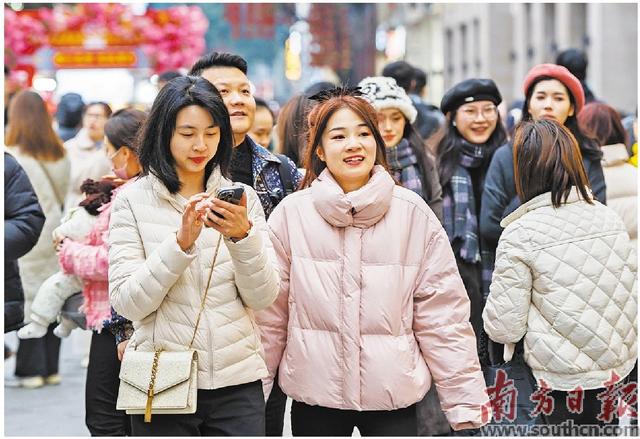 广州北京路人潮涌动。南方日报记者 张冠军 摄