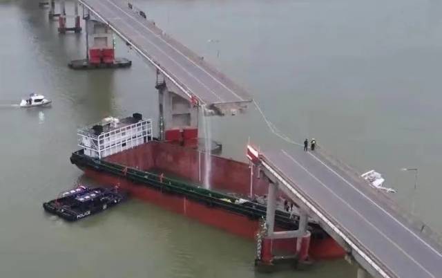 △2月22日，广州南沙沥心沙大桥被船只撞击致大桥桥面断裂。