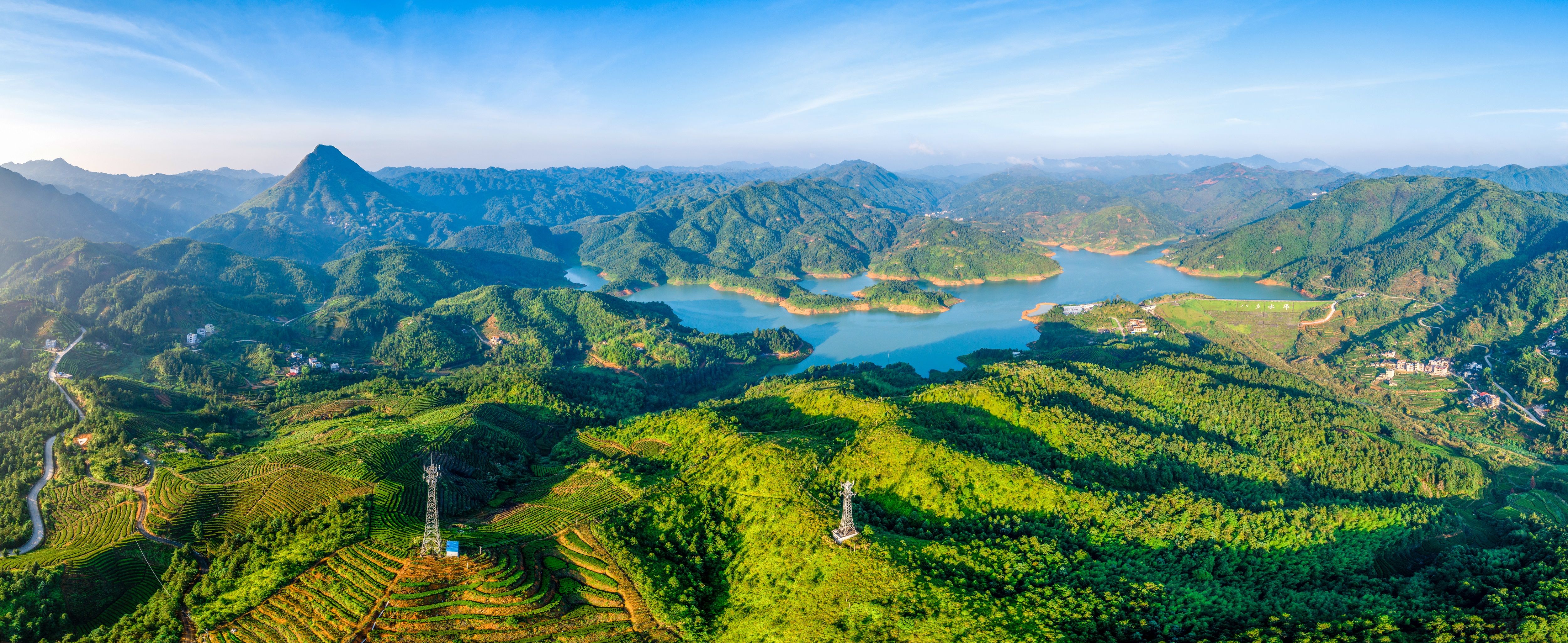 广东通过生态公益林效益补偿制度、优先聘请贫困户当护林员等生态扶贫途径，实现生态保护与脱贫致富“双丰收”。 