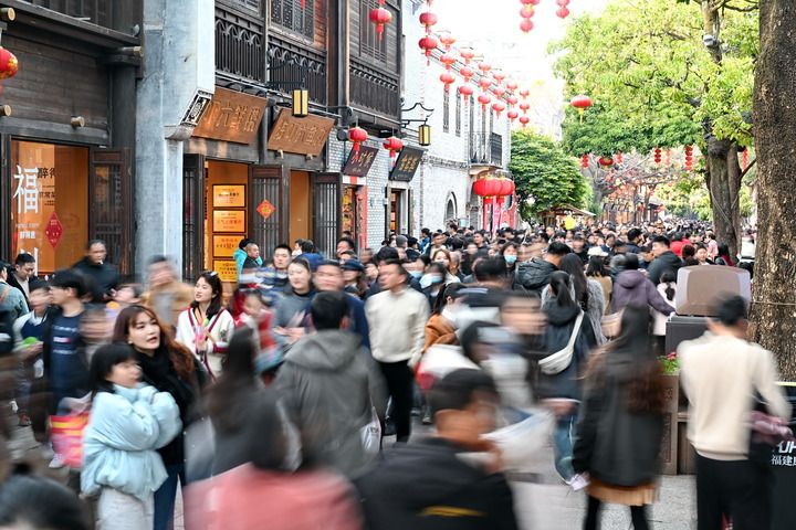 游客在福州三坊七巷南后街参观游玩（2025年2月4日摄）。新华社记者 林善传 摄