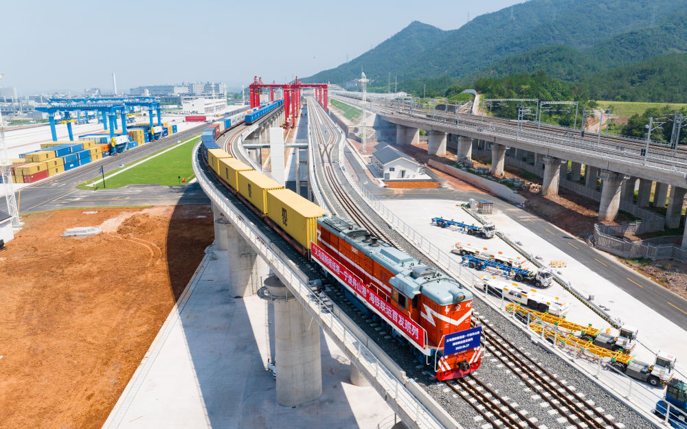 6月27日，81114次海铁联运班列从义乌苏溪集装箱办理站鸣笛启程，驶向世界第一大港宁波舟山港。新华社发 （胡锦渠 摄）