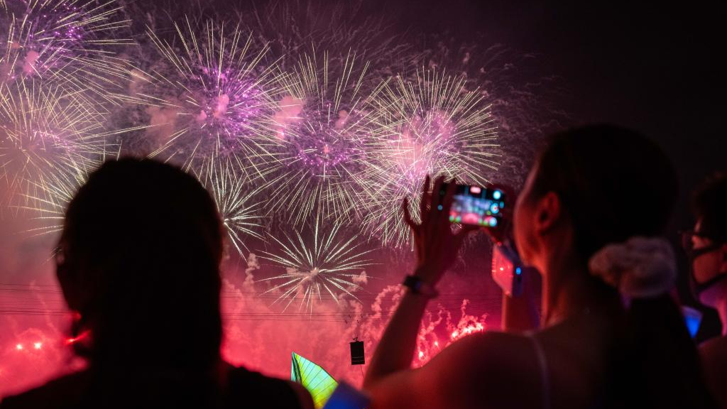 Creative fireworks show held in China's "fireworks capital"