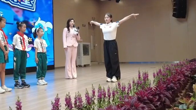 跟体操世界冠军陈一乐一起练体操