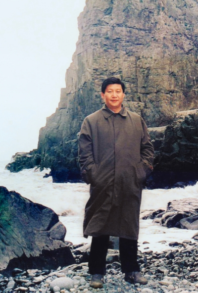 上世纪90年代初，时任福州市委书记习近平在平潭调研。（资料图片）
