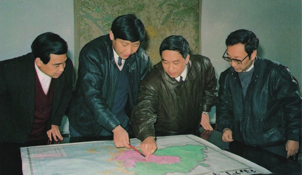 1991年12月，习近平与同事讨论福州市战略规划设想。（图片来源：《习近平在福州》）
