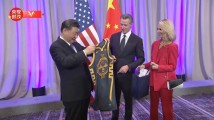加州州长纽森向习近平赠送金州勇士队球衣 加州州长纽森向习近平赠送金州勇士队球衣