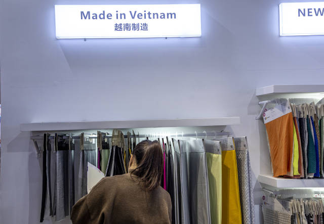2023年3月29日，上海，中国国际服装服饰博览会（春季）现场，越南制造的纺织面料。来源：新华社