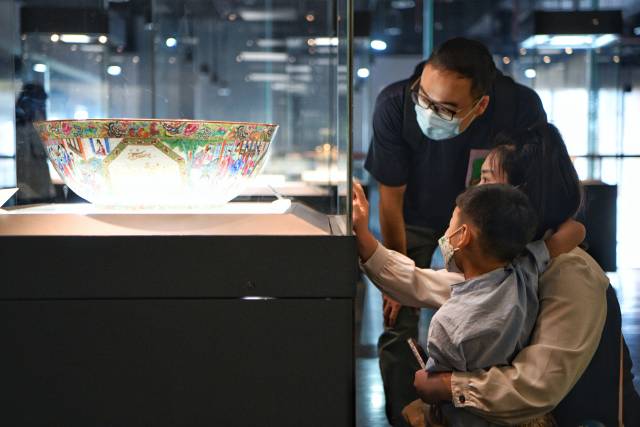 市民在广东省博物馆参观展览。