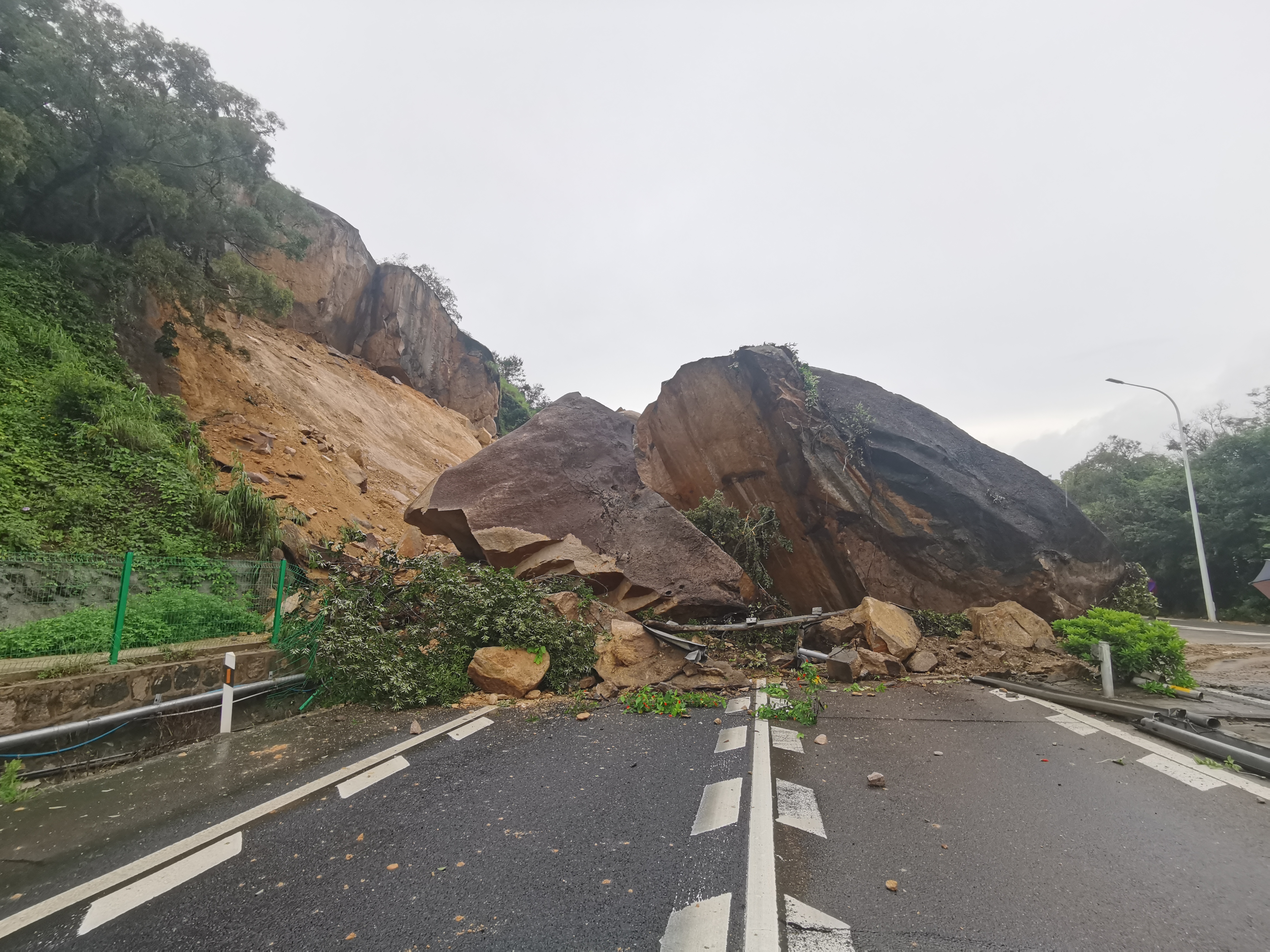 影响,6月16日15时33分,沈海高速深汕东段东行k2568 750处发生山体滑坡
