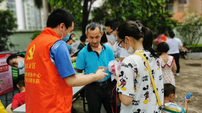 为进一步做好党建引领垃圾分类,秀全街荔红社区开展垃圾分类党员“守桶” 为进一步做好党建引领垃圾分类,秀全街荔红社区开展垃圾分类党员“守桶”